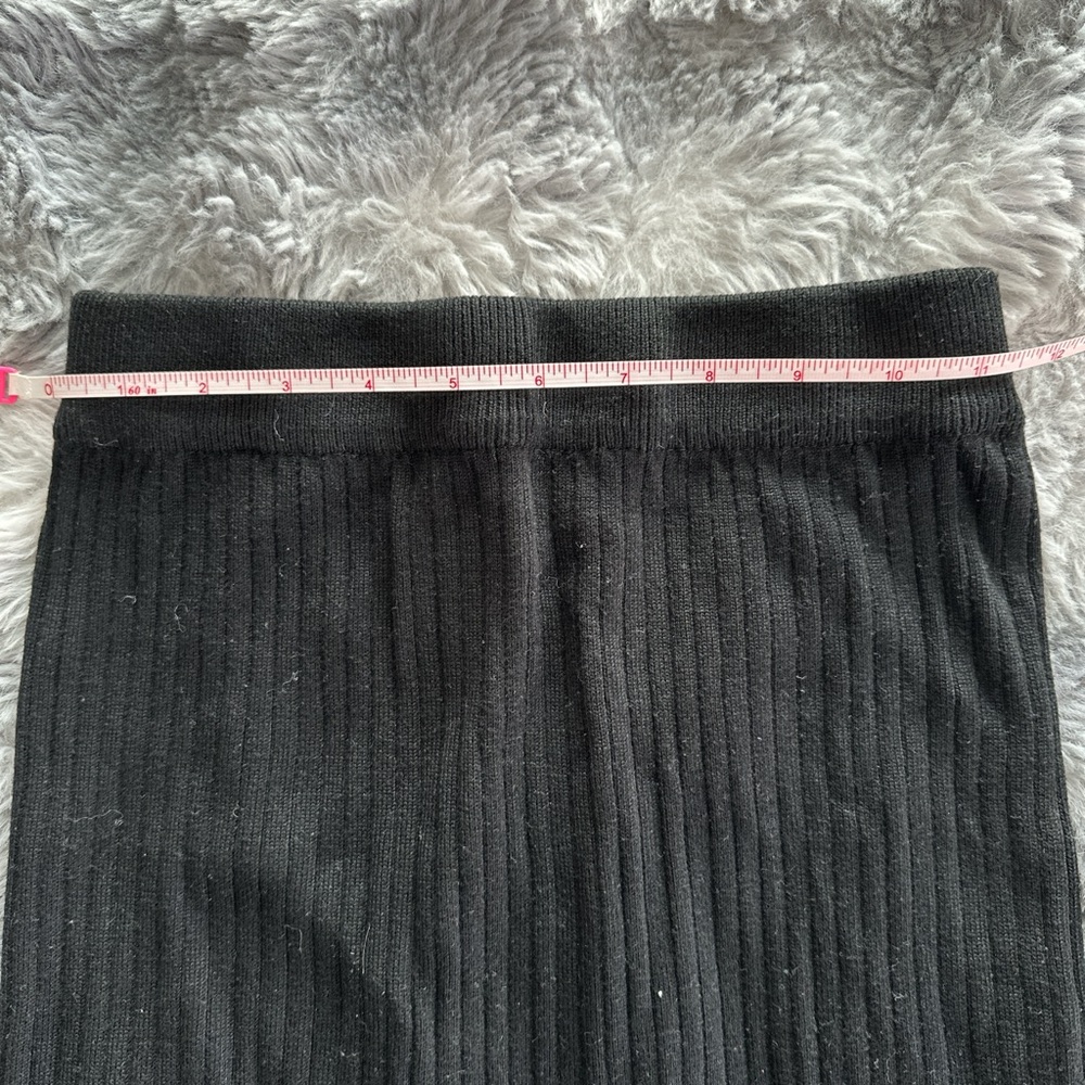 Elegant Black Ribbed Knit Pencil Skirt - Picture 4 of 4